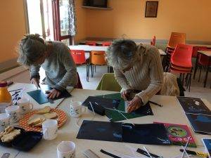 photo des bénévoles d'idéographik travaillant sur les maquettes du livre Petite Feuille rêve de Grand large