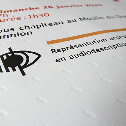 page indiquant à l'aide du picto et un texte explicatif l'audiodescription. on visualise également le relief en creux du dessin en relief de la couverture