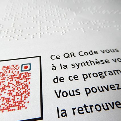 Un texte en braille et une connexion vers un fichier lisible en synthèse vocale sont proposés en page 5