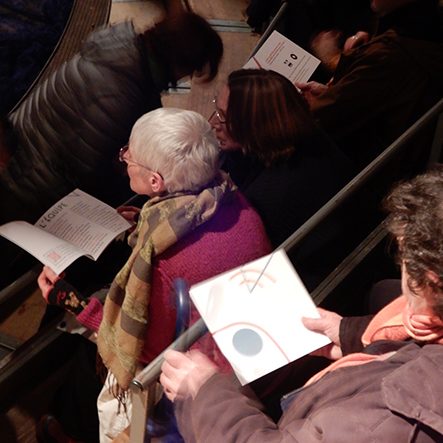 tous les spectateurs ont reçu la plaquette adaptée.