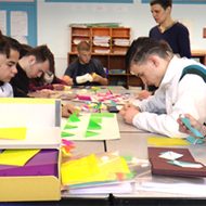 groupe d'élève de 3e Segpa tous concentrés sur les pliages