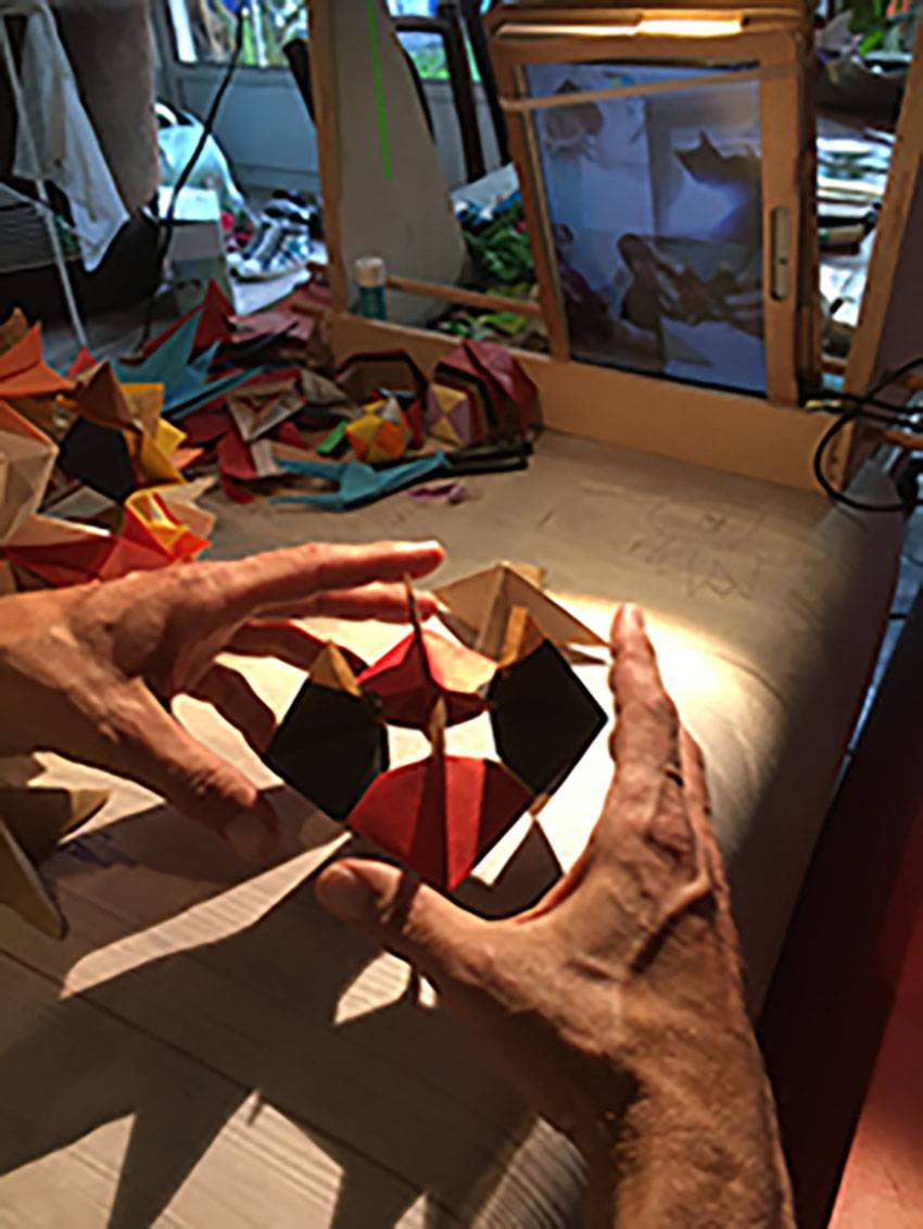 Stève Peyrin manipulant un origami