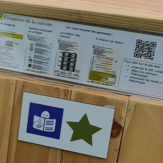 Sur chaque boite contenant les panneaux FALC. Une fiche explicative indique le détail des panneaux et invite à flasher un QRCODE pour accéder numériquement à l'ensemble des panneaux de l'expo