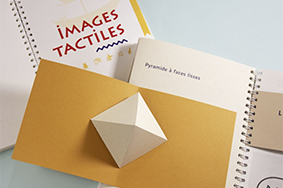 intérieur d'un ouvrage avec une pyramide en volume