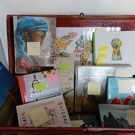 La malle complète, dans une vraie malle de voyage. On voit chaque livre avec son commentaire