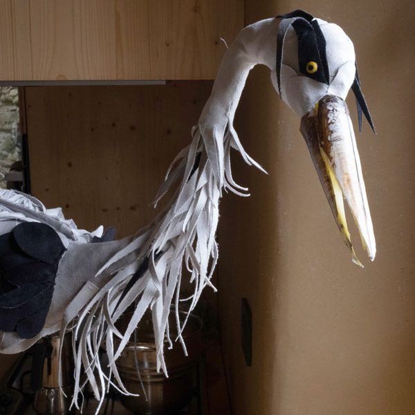 Petite feuille rêve de cascade Héron marionnette. le héron est à taille réel, avec une travail sur la texture du plumages du bec et son regard effrayant. Il est manipulable par tous les enfants