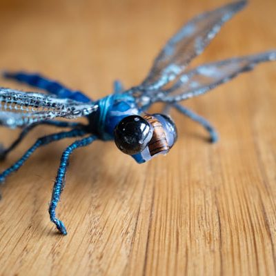 Petite feuille rêve de cascade Libellule marionnette petite les matériau choisis reproduisent les écailles de ses ailes et son aspect lisse.