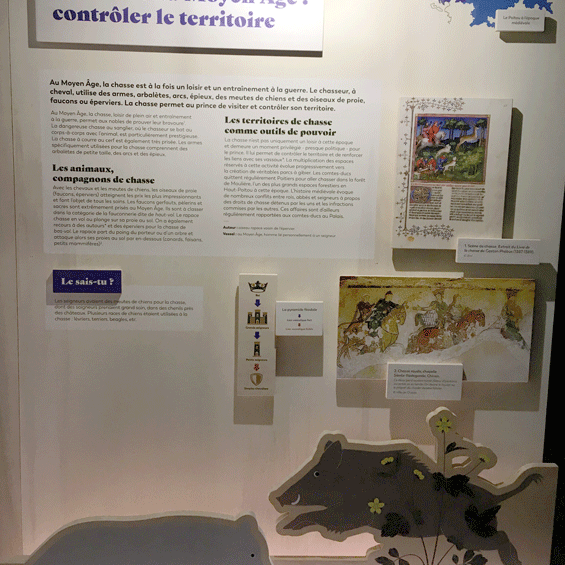 Palais de Potiers – exposition Les animaux du Prince, panneaux présentant la chasse au moyen âge et des éléments graphiques complémentaires : un glossaire, des iconographies et leurs légendes et une pyramide féodale pour mieux se rappeler la hiérarchie entre roi, grands seigneurs, petits seigneurs et petits chevaliers.