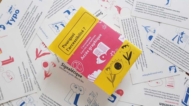 Photographie du kit accès graphique au milieu des cartes qui composent le kit.