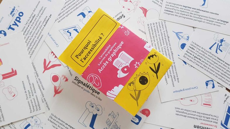 Photographie du kit accès graphique au milieu des cartes qui composent le kit.