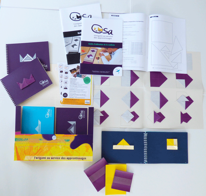 Visualisation de l'ensemble des éléments contenus dans la mallette OSA. livret origami, affiche origami, stock de papier, carnet pédagogique, boite à outil