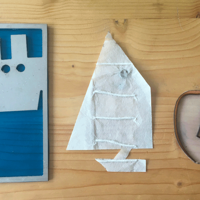 IMAGE TACTILE ATELIER 3 plans de l'œuvre de Marcelle Cahn La femme et le voilier les uns à côté des autres. On comprend que la personne peut les manipuler et comprendre la forme dans son entier de manière séparer les uns des autres