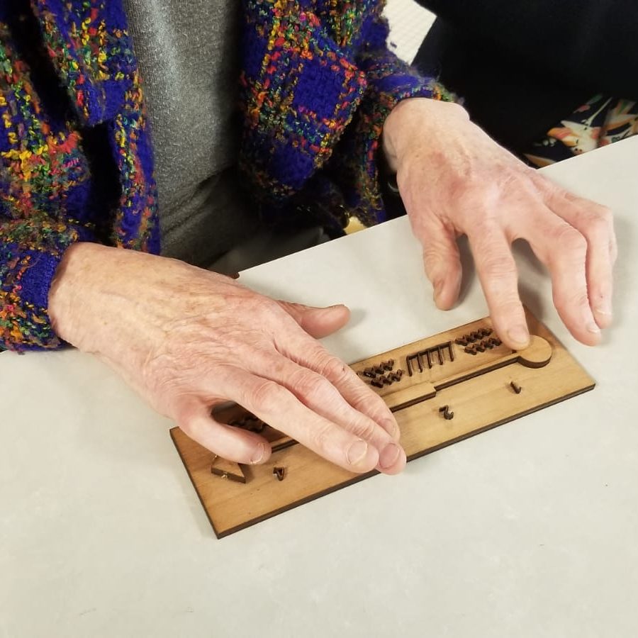 image tactile atelier - test par une personne aveugle d'un support tactile pour un circuit de randonnée