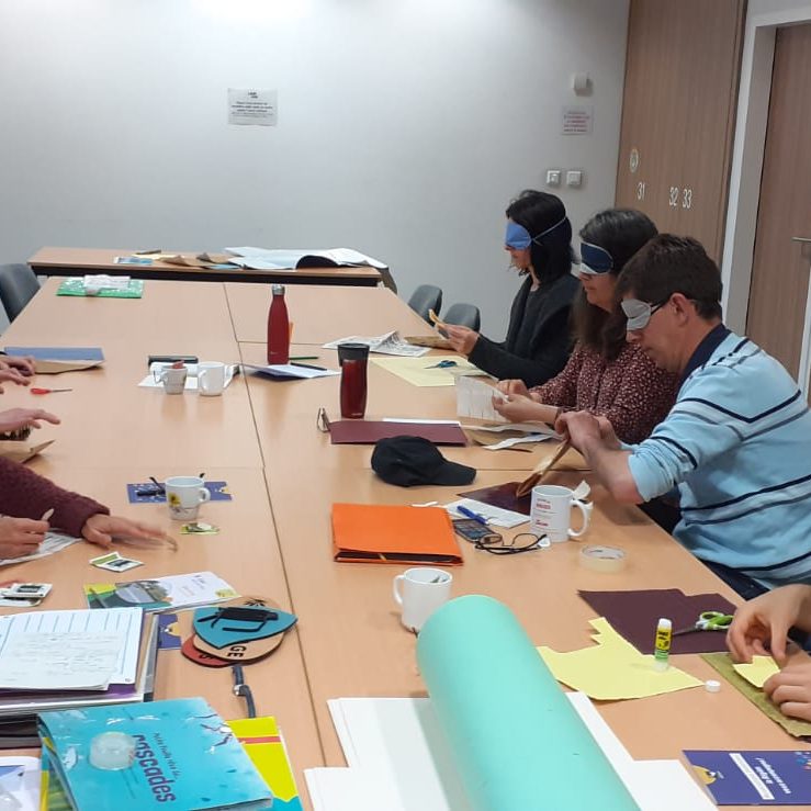 image tactile atelier - exploration à l'aveugle de papier et création d'image en relief. Mise à l'aveugle des voyants et mal-voyants