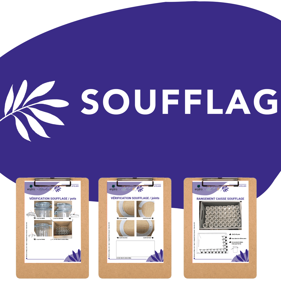 EMERAUDE ID signalétique soufflage, l'enseigne est composée de l'intitulé Soufflage en creux dans la plaque de bois, associée à une couleur, bleu foncé et un visuel d'un végétal présent dans la communication d'Endro. En dessous 3 portes documents présentent des fiches tutorielles. Elles ont également le même dessin végétal, couleur que l'enseigne. Les salariés peuvent en disposés comme il le souhaite.Mot clé : design-inclusif signalétique-accessible design-d'espace