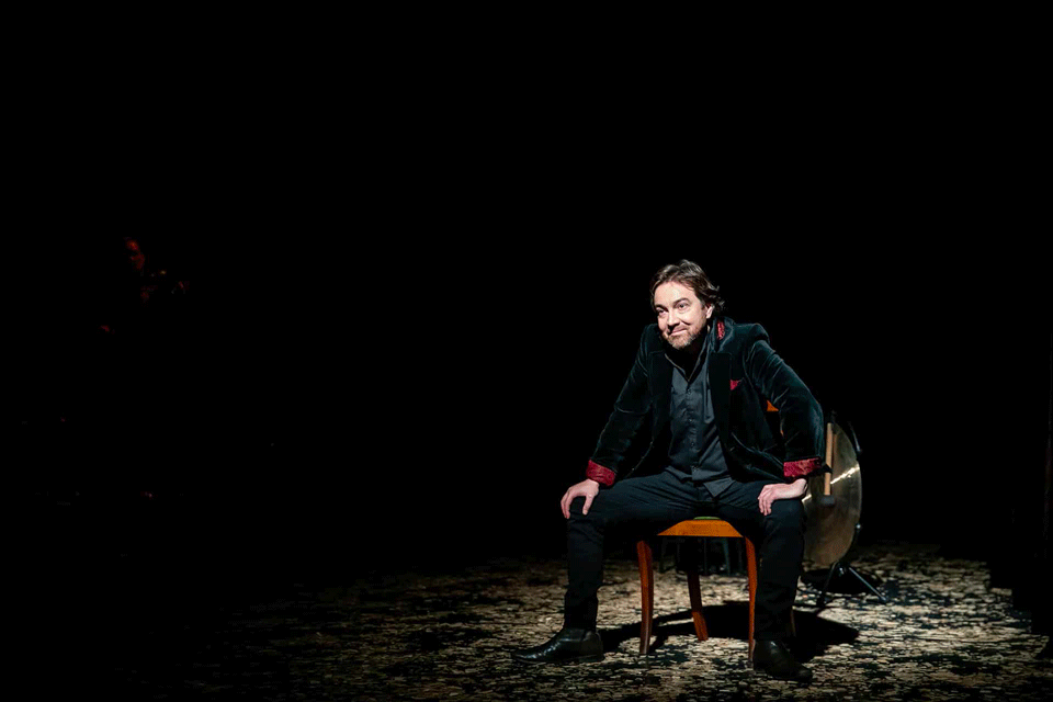 Le Carré magique vous accueille pour le spectacle Monté-Cristo proposé par la compagnie La Volige en audiodescription et accompagnée d'une visite tactile en amont pour les personnes non et mal-voyantes