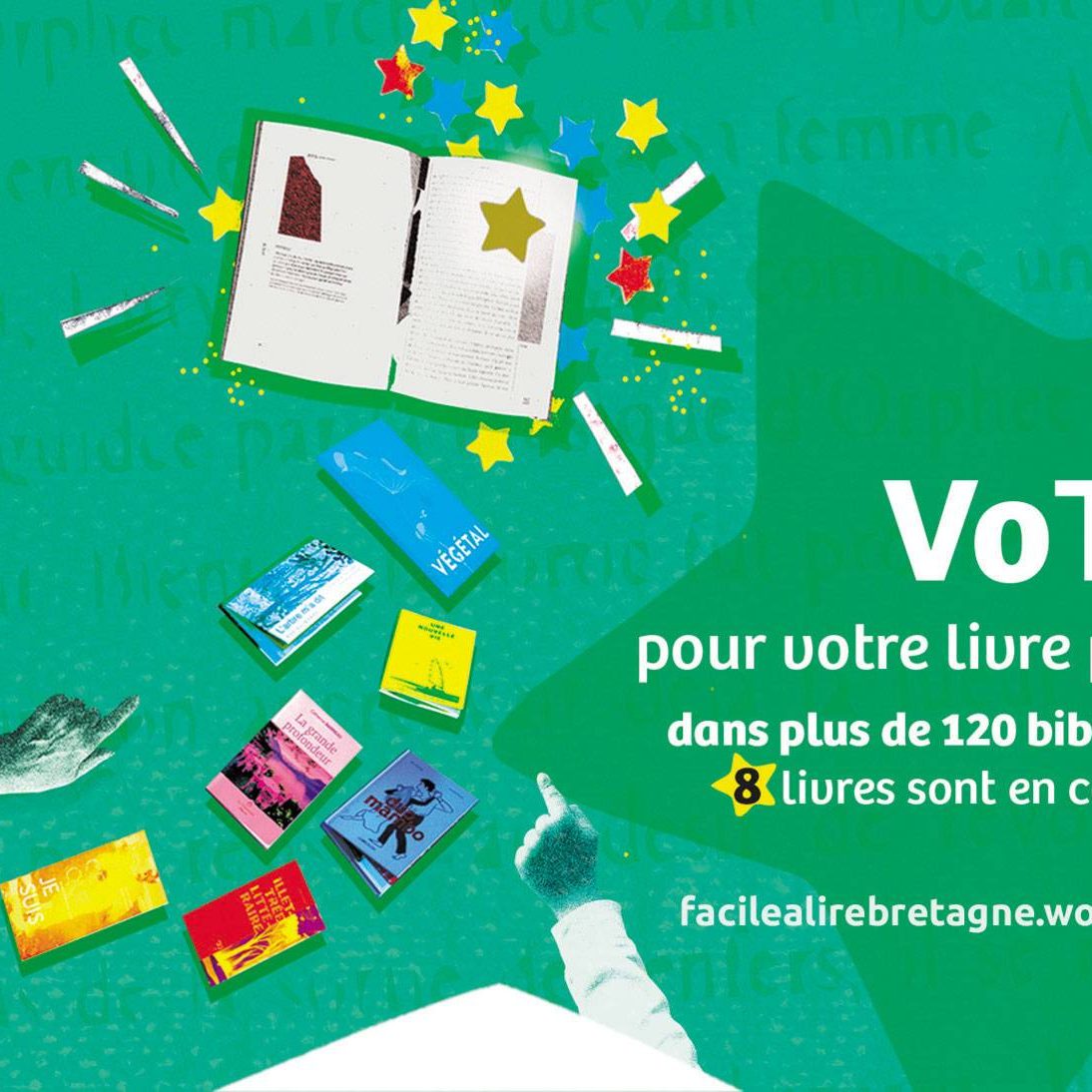 Visuel de l'affiche du Prix facile à lire Bretagne 2024 composée des 8 livres qui forment un chemin vers un livre élu, entouré d'étoiles. deux mains pointent du doigts les livres. Elles évoquent l'action de voter. L'affiche est sur un fond vert, les livres sont volontairement très coloré pour exprimer la joie de lire. Un texte à gauche indique : "Votez pour votre livre préféré dans plus de 120 bibliothèques 8 livres sont en compétitions. "