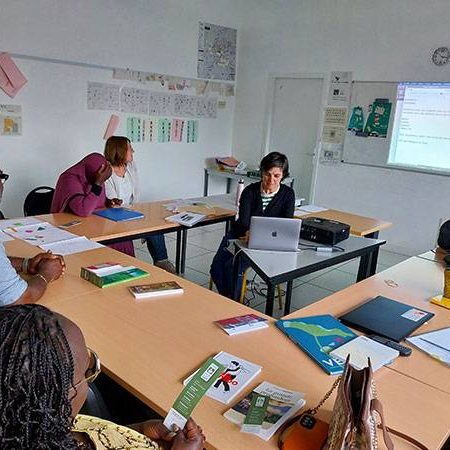 photo d'un atelier mené pour la conception du Prix facile à lire Bretagne 2025. On y voit Sabrina designeuse graphique à Idéographik, travaillé avec une personne du Clps, centre de formation des personnes en situation d'illettrisme ou ne maitrisant pas la langue française écrite ou parlé (Rennes)