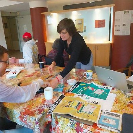 photo d'un atelier mené pour la conception du Prix facile à lire Bretagne 2025. On y voit Sabrina designeuse graphique à Idéographik, travaillé avec une personne du foyer du temps du regard (Rennes)