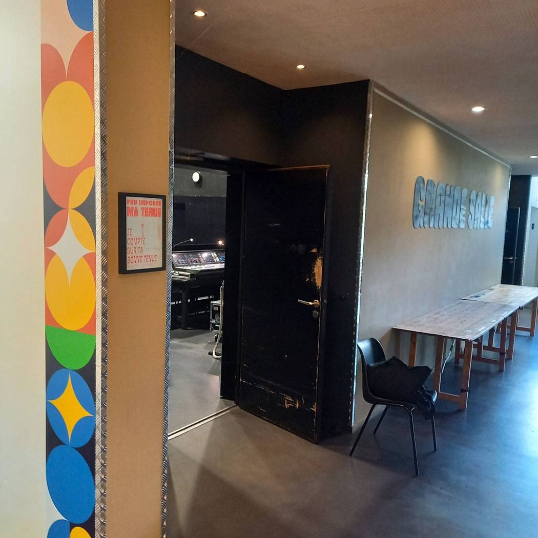 Pour permettre à la personne de s'aventurer dans ce couloir très long, une frise verticale rappelant les 3 distinctions graphiques. L'attractivité visuelle permet à la personne de se repérer dans l'espace