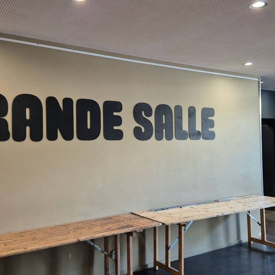 Bonjour Minuit c'est 2 salles de représentation. Elles sont signalées par des lettrage bois dans la typographie utilisée dans la communication Bonjour Minuit.