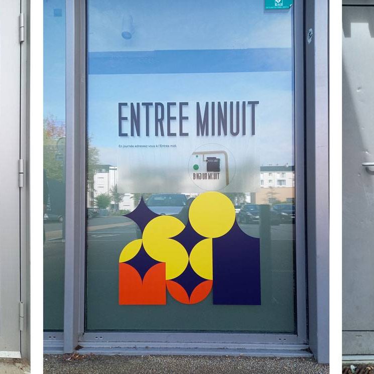 L'entrée se fait par 3 accès différents. Un le jour c'est l'Entrée midi, l'autre pour certaines soirées type Openmic c'est le Club et la 3e pour les soirées plus importantes dans la Grande salle c'est l'Entrée minuit. Chaque entrée est distinguée par une dominante de couleur et une dominante de forme qui sera déclinée sur l'ensemble de la signalétique à l'intérieur de la salle.