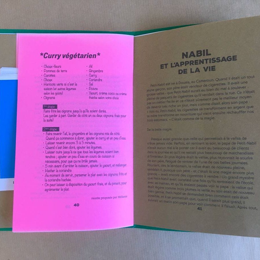 Ce qui nous lie, petite édition composée de texte écrit par l'auteur Gilles Larher à partir d'échange avec plusieurs personnes migrantes. Photo de l'intérieur des livres, montrant une distinction des textes grâce à un jeu de couleur et de largeur du papier