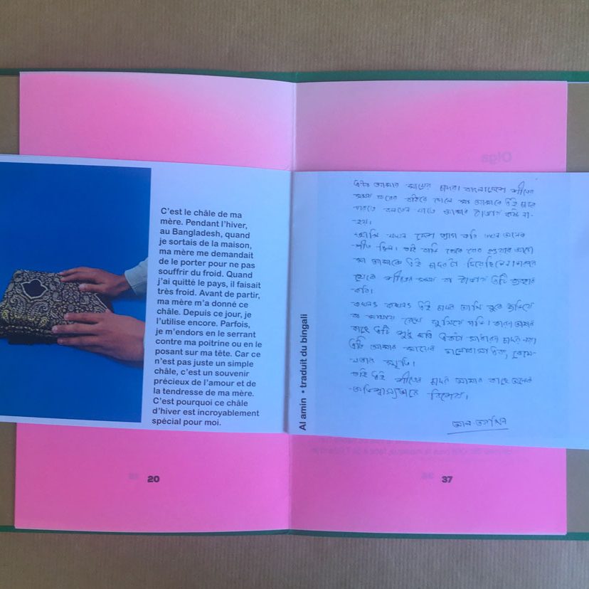 Ce qui nous lie, petite édition composée de texte écrit par l'auteur Gilles Larher à partir d'échange avec plusieurs personnes migrantes. Photo de l'intérieur des livres, montrant une distinction des textes grâce à un jeu de couleur et de largeur du papier