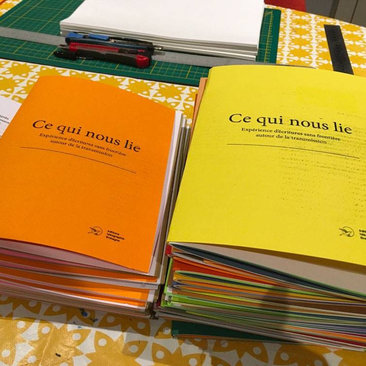 Ce qui nous lie, petite édition composée de texte écrit par l'auteur Gilles Larher à partir d'échange avec plusieurs personnes migrantes. Photo des piles de livres en fabrication