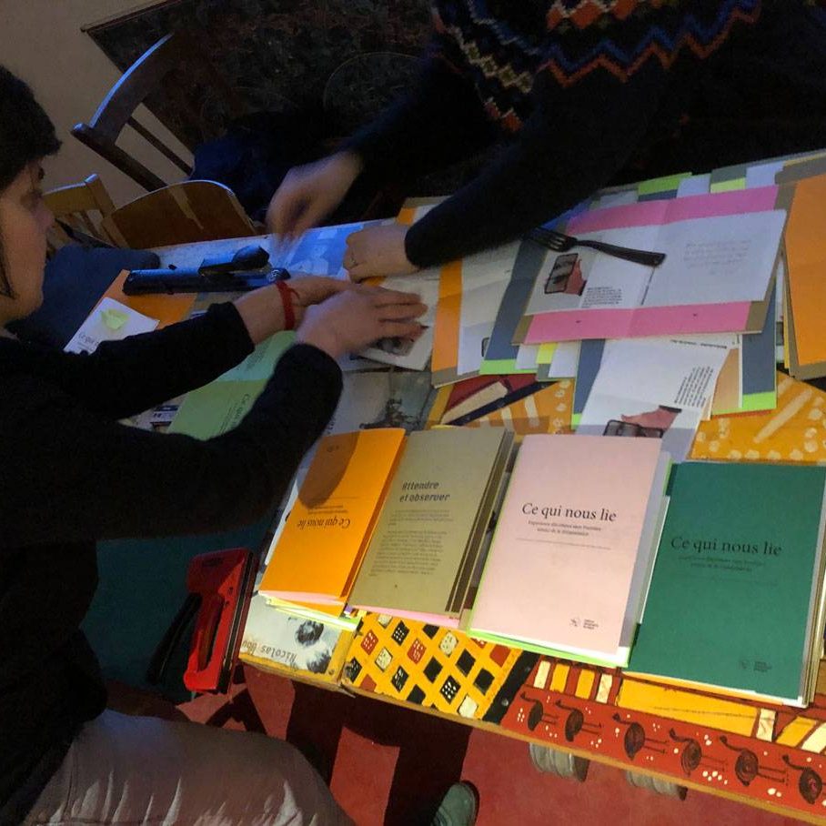 Ce qui nous lie, petite édition composée de texte écrit par l'auteur Gilles Larher à partir d'échange avec plusieurs personnes migrantes. Photo de l'atelier de fabrication du livre le jour de la nuit de la lecture où il a été présenté pour la première fois et lu à haute voix