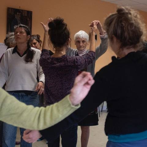 CORPS BAVARD premier atelier de découverte de la danse avec les personnes déficientes visuelles et les bénévoles d'Idéographik