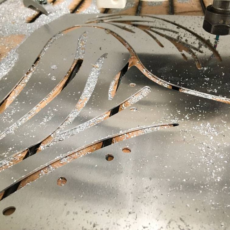 Convergence des loutres, panneau d'éco-interprétation des zones humides - panneau en train d'être découpé à la fraiseuse numérique