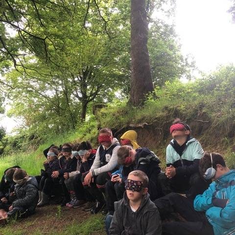 Lanleya, travail sur la description d'un parcours entre l'école et la forêt, à l'aveugle fait par les enfants de l'école