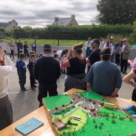 Lanleya, travail sur la description d'un parcours entre l'école et la forêt, à l'aveugle fait par les enfants de l'école