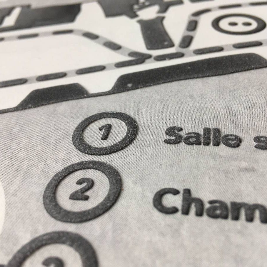 plan thermogonflé réalisé pour le château de la Roche-Jagu. Etudié pour les personnes déficientes visuelles, ils sont ensuite servis comme base pour la réalisation des plans présents dans les livrets.